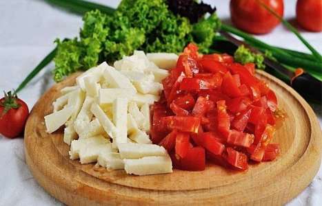 Салат с баклажанами, помидорами и адыгейским сыром рецепт с фото по шагам - фото 4 шага 