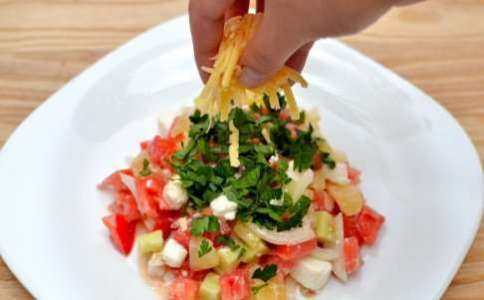 Салат с брынзой и овощами рецепт с фото по шагам - фото 3 шага 