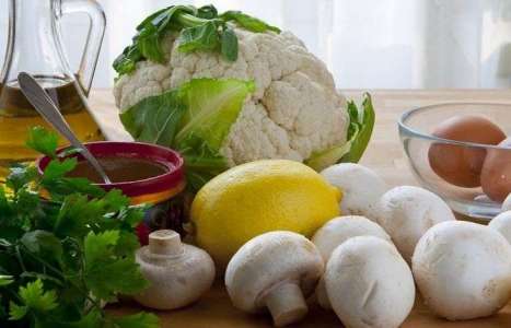 Салат с цветной капустой и шампиньонами рецепт с фото по шагам - фото 1 шага 