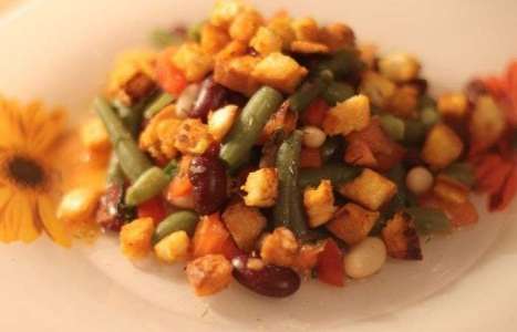 Салат с фасолью, овощами и сухариками рецепт с фото по шагам - фото 10 шага 