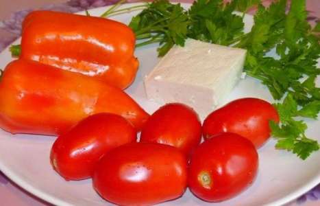 Салат с фетой, помидорами и перцем рецепт с фото по шагам - фото 1 шага 