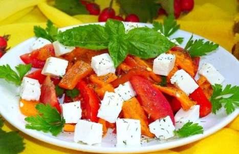 Салат с фетой, помидорами и перцем