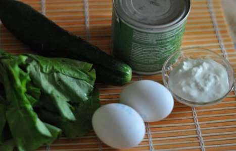Салат с горошком, яйцом и огурцом рецепт с фото по шагам - фото 1 шага 