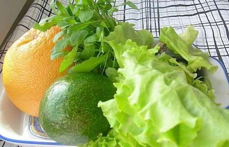 Салат с грейпфрутом, авокадо и руколой рецепт с фото по шагам - фото 1 шага 