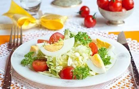 Салат с капустой, помидорами и яйцом