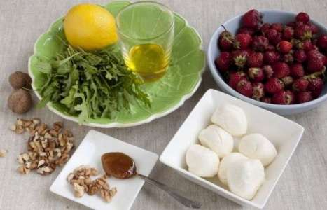 Салат с клубникой и моцареллой рецепт с фото по шагам - фото 1 шага 