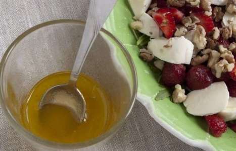 Салат с клубникой и моцареллой рецепт с фото по шагам - фото 5 шага 
