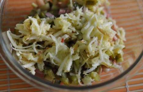 Салат с колбасой и фасолью рецепт с фото по шагам - фото 4 шага 