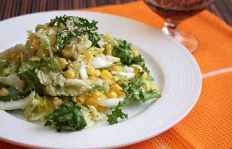 Салат с консервированной кукурузой и кунжутом