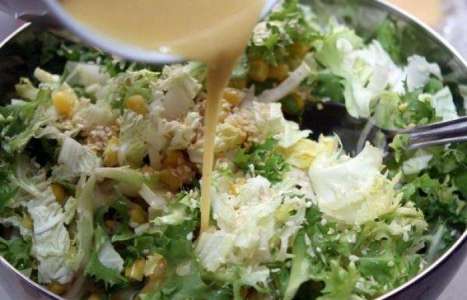 Салат с консервированной кукурузой и кунжутом рецепт с фото по шагам - фото 4 шага 