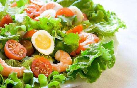 Салат с креветками, яйцами и помидорами рецепт с фото по шагам - фото 3 шага 
