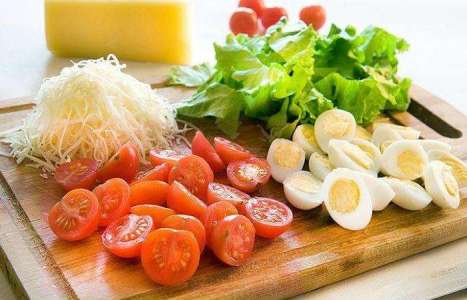 Салат с креветками, яйцами и помидорами рецепт с фото по шагам - фото 2 шага 