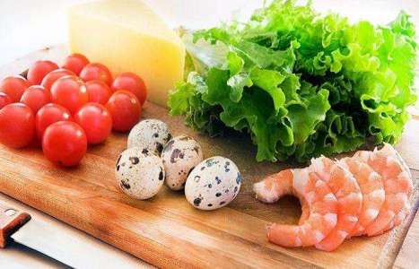 Салат с креветками, яйцами и помидорами рецепт с фото по шагам - фото 1 шага 