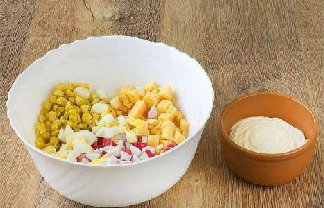 Салат с креветками и крабовыми палочками в тарталетках рецепт с фото по шагам - фото 2 шага 