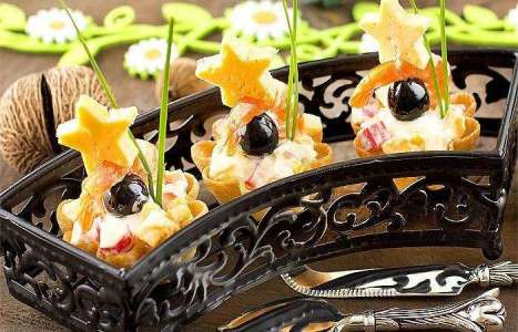 Салат с креветками и крабовыми палочками в тарталетках рецепт с фото по шагам - фото 4 шага 