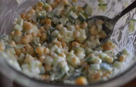 Салат с кукурузой, огурцами и яйцами рецепт с фото по шагам - фото 3 шага 