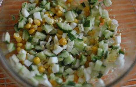 Салат с кукурузой, огурцами и яйцами рецепт с фото по шагам - фото 2 шага 