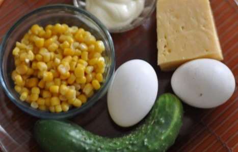 Салат с кукурузой, огурцами и яйцами рецепт с фото по шагам - фото 1 шага 