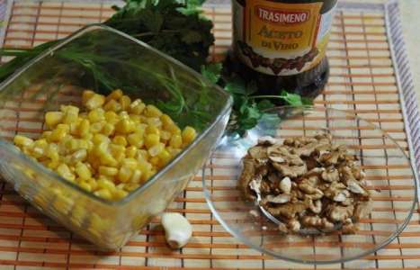 Салат с кукурузой и грецкими орехами рецепт с фото по шагам - фото 1 шага 