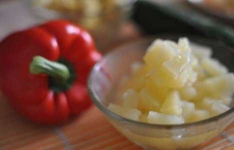 Салат с курицей и ананасами рецепт с фото по шагам - фото 1 шага 