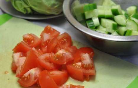 Салат с огурцами, помидорами и капустой рецепт с фото по шагам - фото 2 шага 