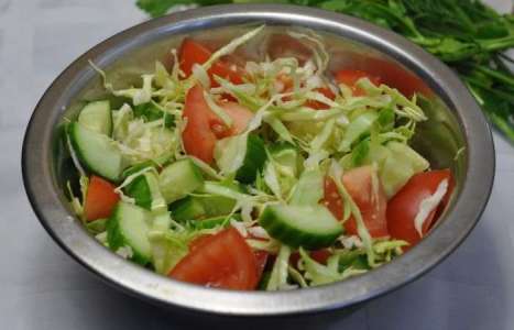 Салат с огурцами, помидорами и капустой рецепт с фото по шагам - фото 4 шага 