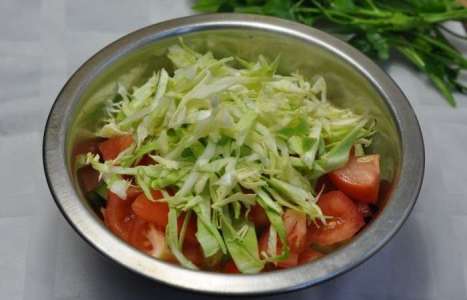 Салат с огурцами, помидорами и капустой рецепт с фото по шагам - фото 3 шага 
