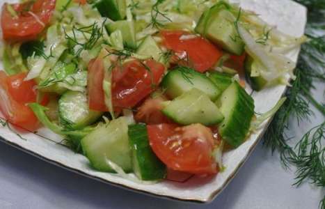 Салат с огурцами, помидорами и капустой