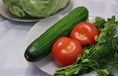 Салат с огурцами, помидорами и капустой рецепт с фото по шагам - фото 1 шага 