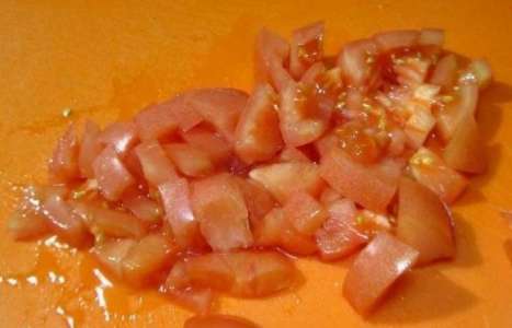 Салат с помидорами и консервированной фасолью рецепт с фото по шагам - фото 1 шага 