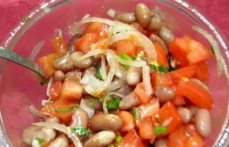 Салат с помидорами и консервированной фасолью рецепт с фото по шагам - фото 4 шага 
