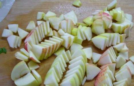 Салат с помидорами и яблоками рецепт с фото по шагам - фото 2 шага 