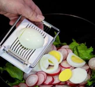 Салат с редиской и яйцом рецепт с фото по шагам - фото 3 шага 