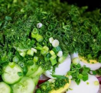 Салат с редиской и яйцом рецепт с фото по шагам - фото 5 шага 