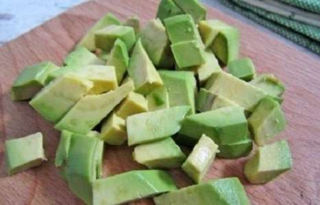 Салат с редисом, огурцом и авокадо рецепт с фото по шагам - фото 3 шага 
