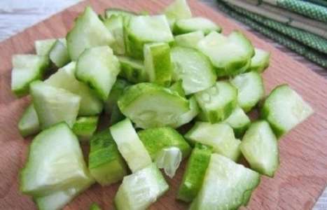 Салат с редисом, огурцом и авокадо рецепт с фото по шагам - фото 1 шага 