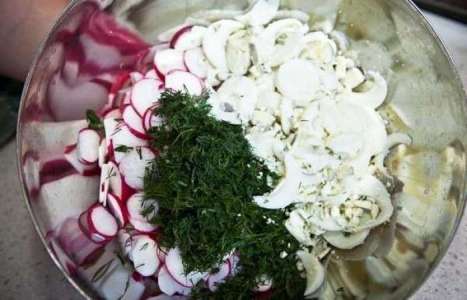 Салат с редисом и яйцом рецепт с фото по шагам - фото 4 шага 