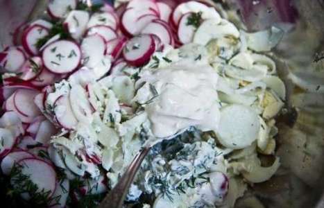 Салат с редисом и яйцом рецепт с фото по шагам - фото 5 шага 