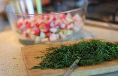 Салат с редисом огурцом и ореховым соусом рецепт с фото по шагам - фото 2 шага 