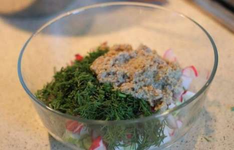 Салат с редисом огурцом и ореховым соусом рецепт с фото по шагам - фото 4 шага 