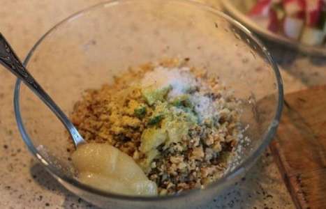 Салат с редисом огурцом и ореховым соусом рецепт с фото по шагам - фото 3 шага 