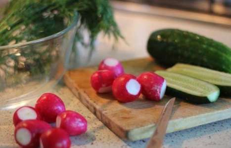 Салат с редисом огурцом и ореховым соусом рецепт с фото по шагам - фото 1 шага 