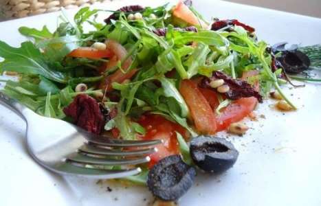 Салат с рукколой и помидорами рецепт с фото по шагам - фото 5 шага 