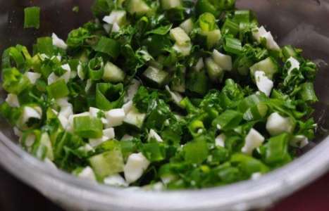 Салат с с зеленым луком, огурцом и яйцами рецепт с фото по шагам - фото 2 шага 
