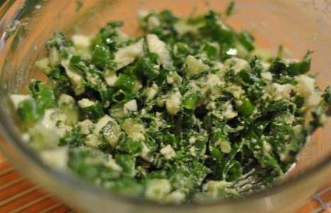 Салат с зеленым луком, огурцом и яйцами рецепт с фото по шагам - фото 4 шага 
