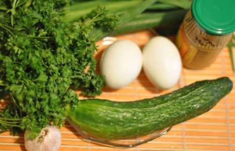 Салат с зеленым луком, огурцом и яйцами рецепт с фото по шагам - фото 1 шага 