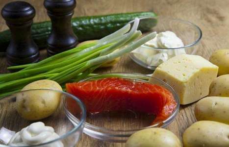 Салат с семгой, картофелем и сыром рецепт с фото по шагам - фото 1 шага 