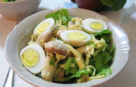 Салат с шампиньонами, сыром и яйцами рецепт с фото по шагам - фото 3 шага 