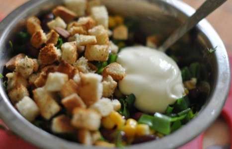 Салат с сухариками, фасолью и кукурузой рецепт с фото по шагам - фото 3 шага 