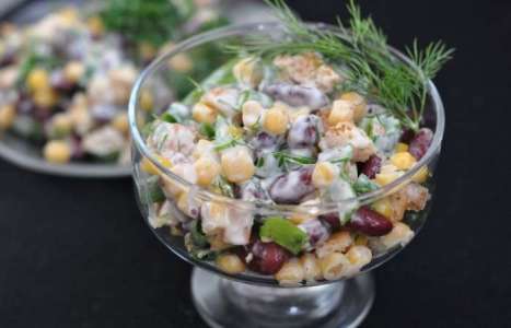 Салат с сухариками, фасолью и кукурузой рецепт с фото по шагам - фото 4 шага 